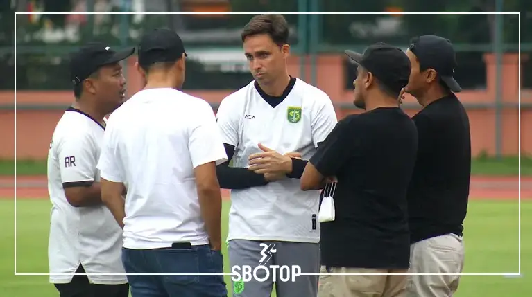 SBOTOP Ekspektasi Tinggi Paul Munster: Pemain Persebaya Harus Tampil Konsisten di BRI Liga 1 2024/2025