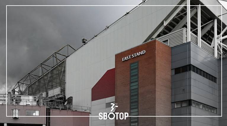 SBOTOP-_-Lord-Sebastian-Coe-Sebut-Pengembangan-Old-Trafford-menjadi-Proyek-Regenerasi-Besar-di-Eropa